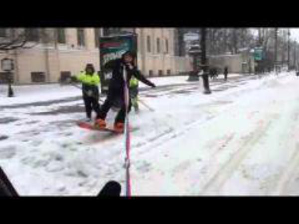 Петербуржец прокатился на сноуборде по Невскому проспекту