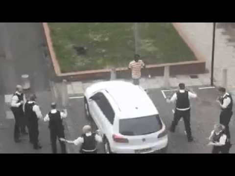 Мигрант vs европейские полицейские  