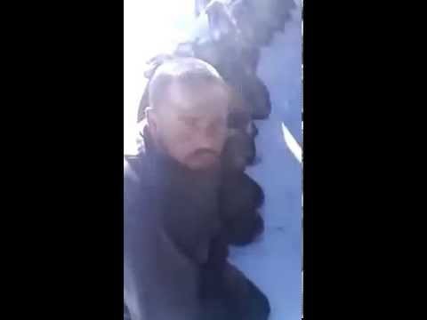 ПЛЕННЫХ КАРАТЕЛЕЙ ЧУТЬ НЕ РАЗОРВАЛИ ОПОЛЧЕНЦЫ 