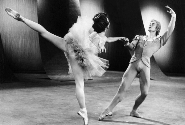 Российский и английский артист балета Рудольф Нуреев и американская балерина Розелла Хайтауэр во время генеральной репетиции на телеканале BBC в Лондоне, 1962 год