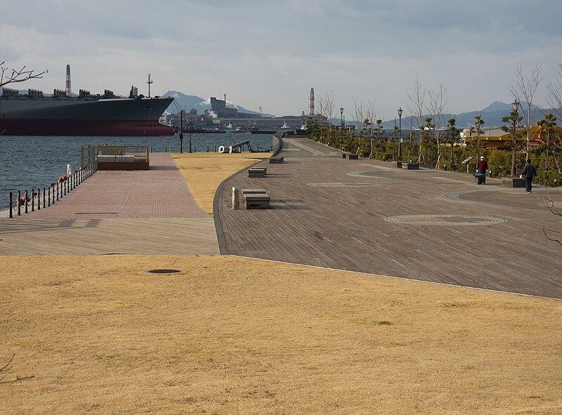 Обойдем музей вокруг. На набережной находится парк где воссоздана палуба Ямато в натуральную величину.