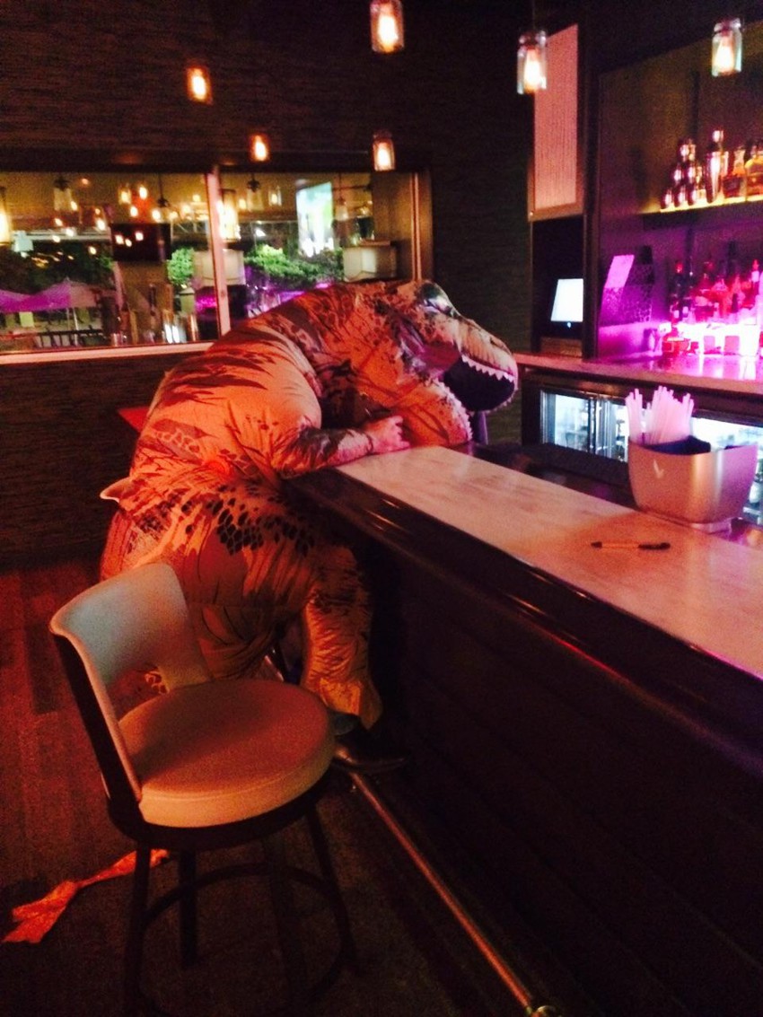 Динозавр в баре