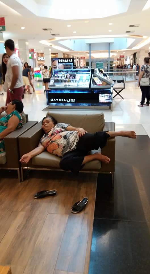 Вот как надо отдыхать в торговых центрах