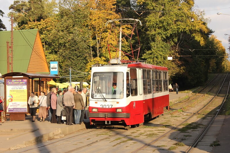 Открывает парад трамваев Питерский ЛМ 3037 на остановке "Метро Щукинская"