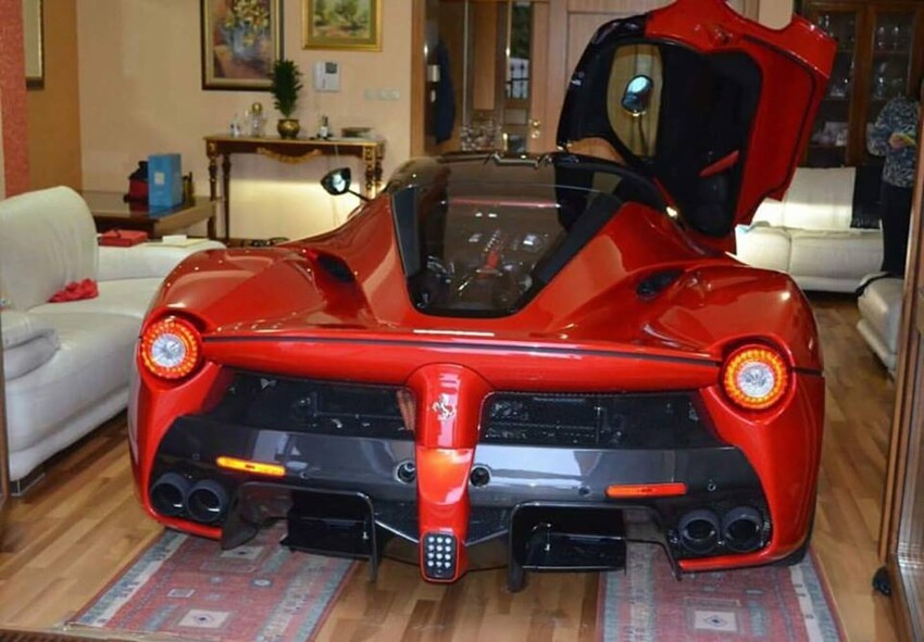 Владелец LaFerrari паркует свой гиперкар в гостинной