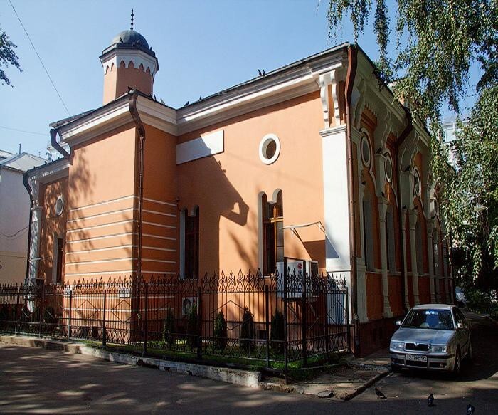 Самая старая мечеть – «историческая» в Татарской слободе. Годы постройки – 1823, перестроена в 1880-е.