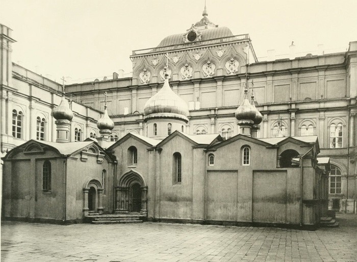 Самое древнее здание Москвы (уничтоженное) – собор Спаса на Бору. Годы постройки: 1328-30.