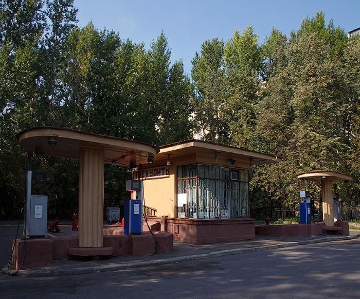 Так выглядел Николаевский вокзал в середине XIX века. Ленинградский вокзал имеет 10 путей, 5 из которых обслуживают поезда дальнего следования, 5 — пригородные поезда. Первоначально вокзал имел дебаркадер, куда заходили поезда. Однако в середине 70-х