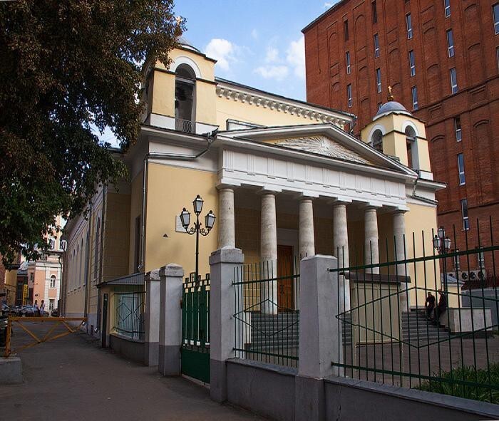Самый старый католический храм. Годы постройки: 1833-1835.