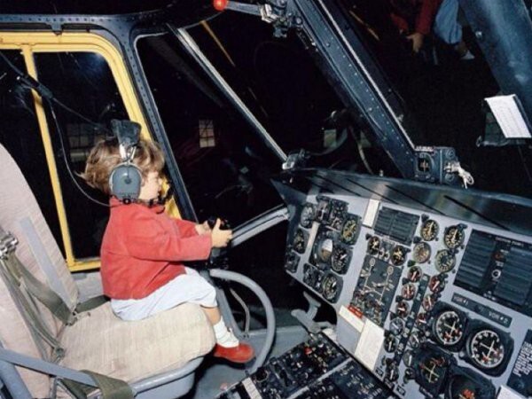 Ребенок за штурвалом самолета