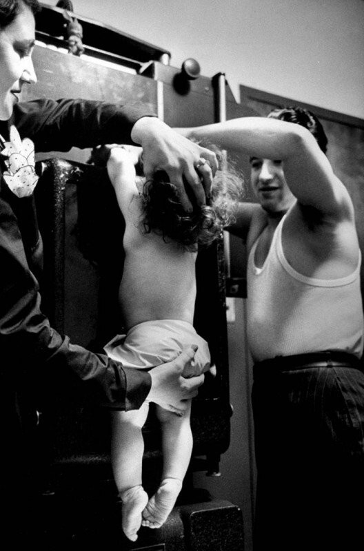 Маленькой девочке делают рентген грудной клетки в клинике в Челси, 1949
