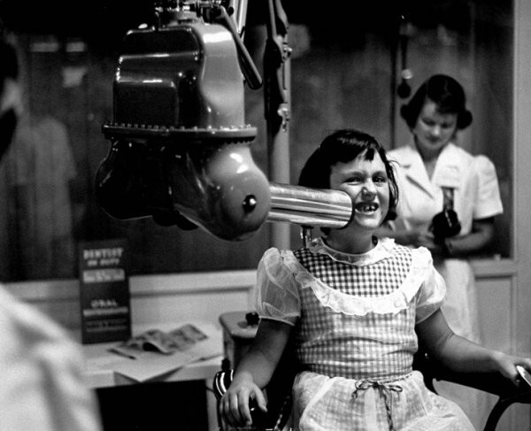 Аппарат для рентгена на выставке стоматологической ассоциации, Калифорния, 1953