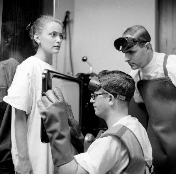 Пациентке с икотой делают рентген, Нью-Йорк, 1955