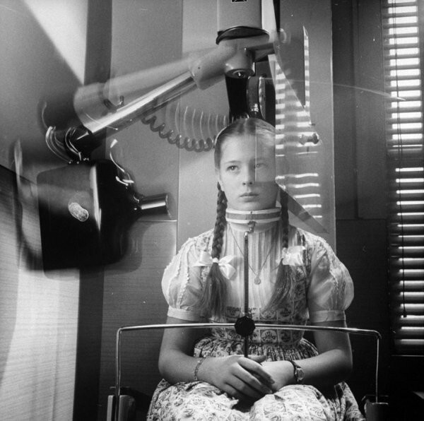 Вращающийся аппарат для рентгена, который делает панорамный снимок зубов, 1960