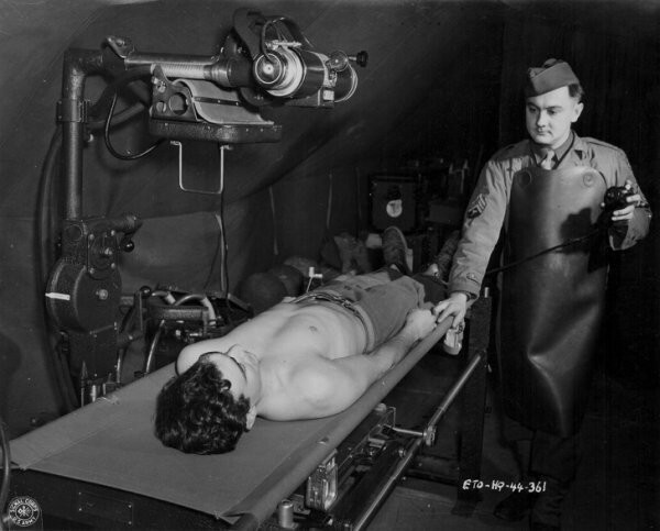 Рентгеновский техник на медицинской службе США во время Второй мировой войны, 1941-1945