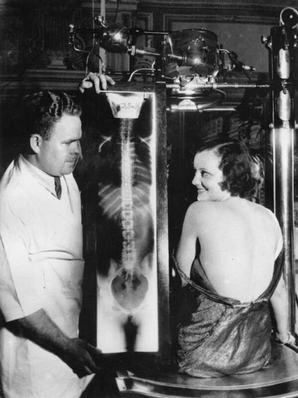 Кинозвезда Джудит Аллен со снимком своей спины, 1930