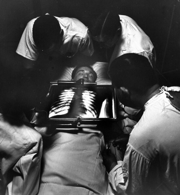  Врачи используют аппарат для рентгена, чтобы ввести венозный катетер в сердце пациента, 1947