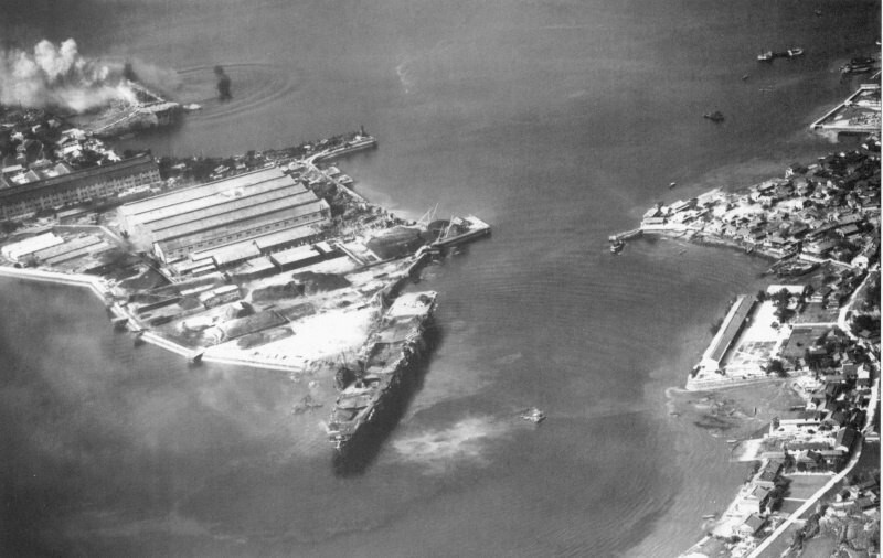 10. Американцы бомбят японские авианосцы, находящиеся на стоянке на военно-морской базе «Куре» 