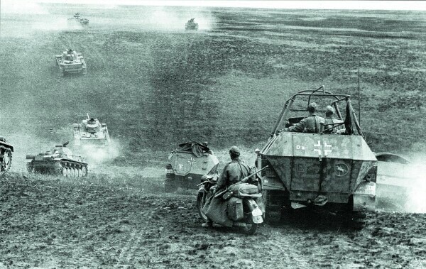 30. Бронетехника 24-й танковой дивизии вермахта наступает на Сталинград