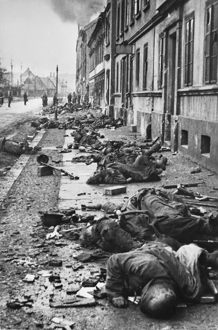 53. Тела убитых немецких солдат в Бреслау, 1945 год