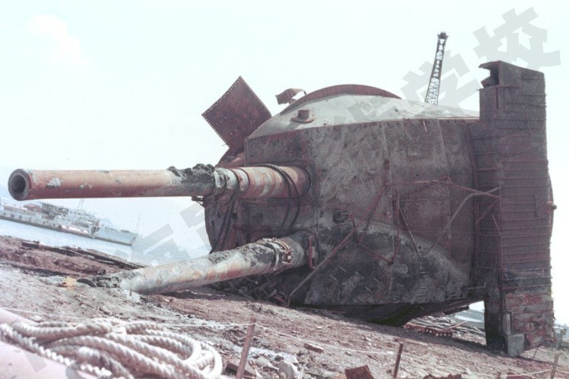 1. Башня главного калибра линкора "Муцу" (или "Митсу", тип "Нагато"), погибшего 8 июня 1943-го года в Хиросимском заливе в результате взрыва кормовых погребов