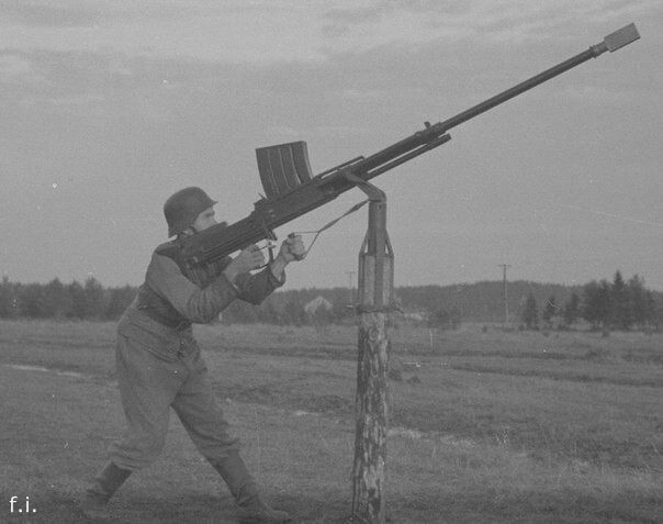 74. Финский солдат с противотанковым ружьём Lahti L-39-44, используемым в качестве зенитного орудия