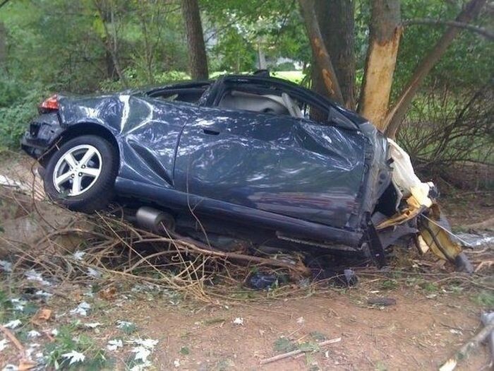 Владелец данной машины пытался скрыться от полиции и на скорости около 100 миль в час не справился с управлением. Он остался жив и сломал руку и ногу.