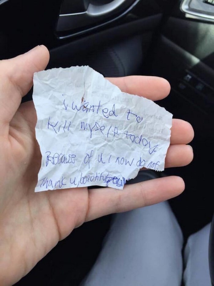 Молодая мама купила завтрак бездомному, а он оставил ей записку с шокирующим признанием