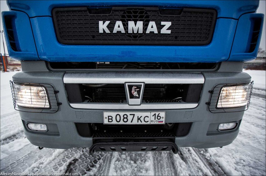 Присмотримся поближе к морде одного из грузовиков. С некоторых пор логотип КАМАЗа именно такой, а само название "глобализовалось", перейдя на латиницу. 