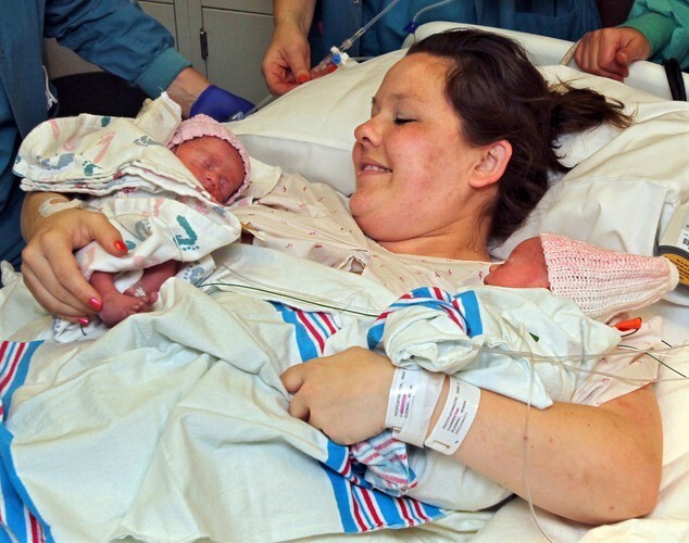 Женщина родила близнецов, которые появились на свет держась за руки