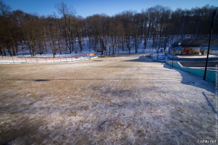 В Калининградском парке засыпали песком бесплатную горку, чтобы дети катались за деньги