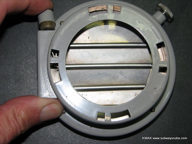 Эта насадка устанавливается на фонарь и при нажатии на кнопку шторки открываются, при отпускании кнопки, закрываются.