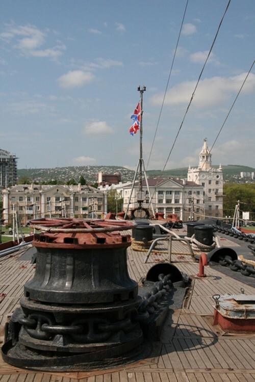 Перед башней размещаются шпили которые поднимают якоря.