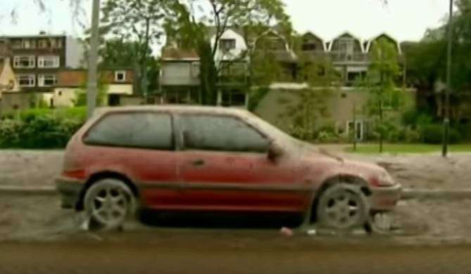 Владелец этого автомобиля, живущий в Роттердаме (Голландия), скорее всего, был просто поражён, когда нашёл свою машину, покрытую... Чем? Сейчас увидите.
