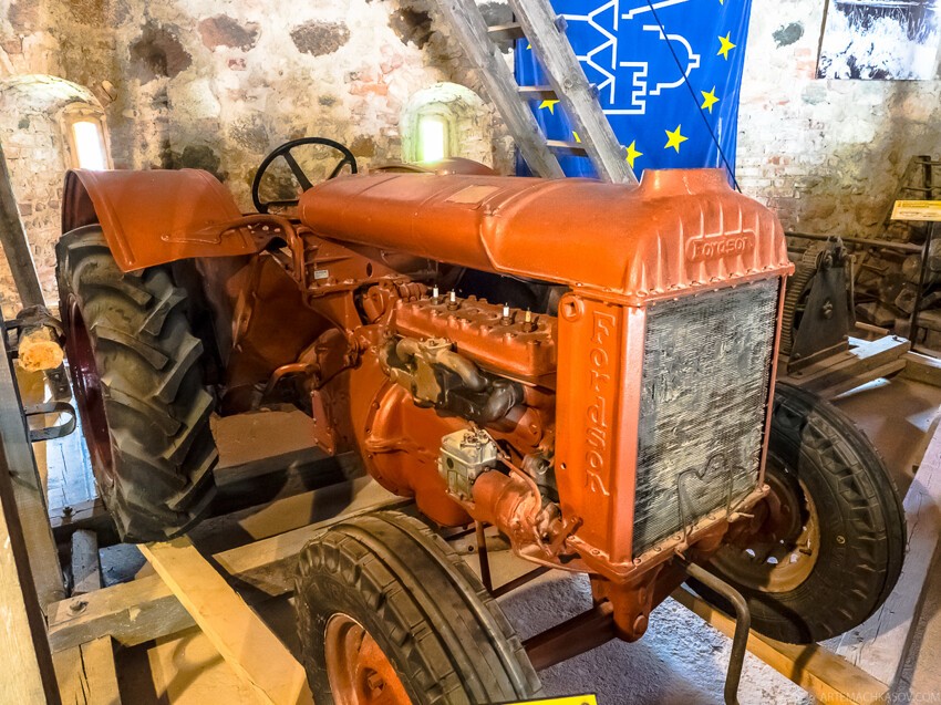 Рядом - трактор Fordson-F (США).Такие тракторы выпускались также и в СССР под именем  "Фордзон-Путиловец", делали их на заводе «Красный Путиловец» в Ленинграде в 20-30 годы.