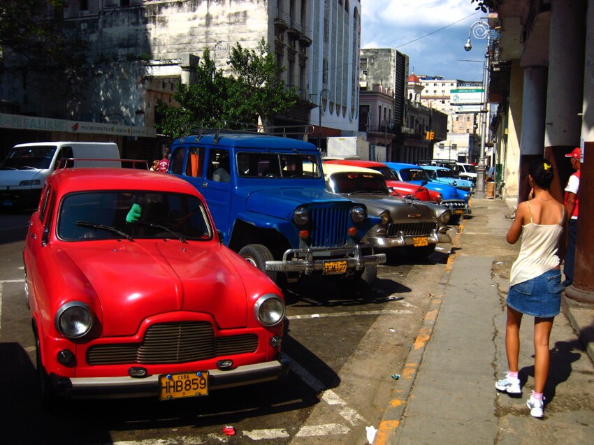 И каждая стоянка на улице Гаваны - музей старинных автомобилей.