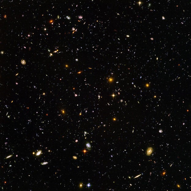 Давайте мыслить более масштабно. Именно на этом снимке, сделанном телескопом Хаббла, видны тысячи и тысячи галактик, в каждой из которых миллионы звезд, причём у каждой звезды есть свои собственные планеты.
