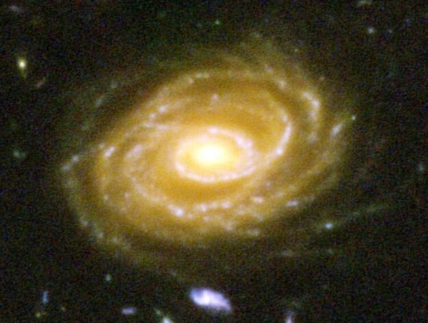 Вот еще одна из галактик, UDF 423. Она находится на расстоянии в ДЕСЯТЬ МИЛЛИАРДОВ световых лет от Земли. Глядя на это фото, вы смотрите в прошлое, на миллиарды лет в прошлом.