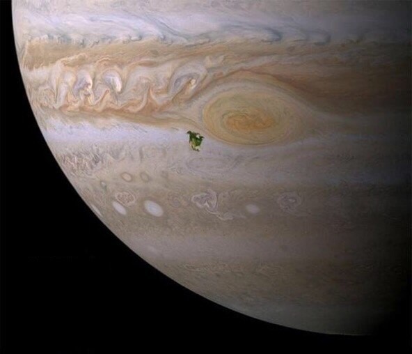 Давайте поговорим о планетах. Это маленькое зеленое пятно является Северной Америкой, только на Юпитере.