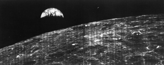 18. Первый снимок Земли, сделанный с Луны