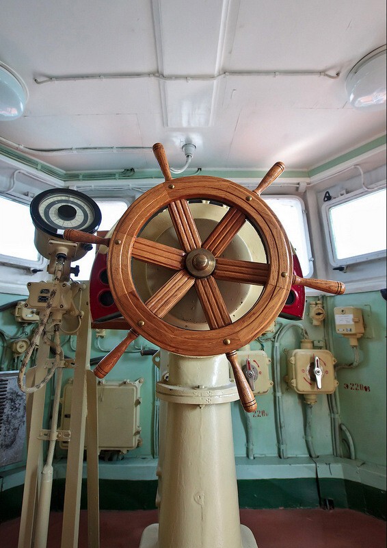 Штурвал и некоторые элементы сохранены еще с даты спуска корабля на воду – с 1915 года.