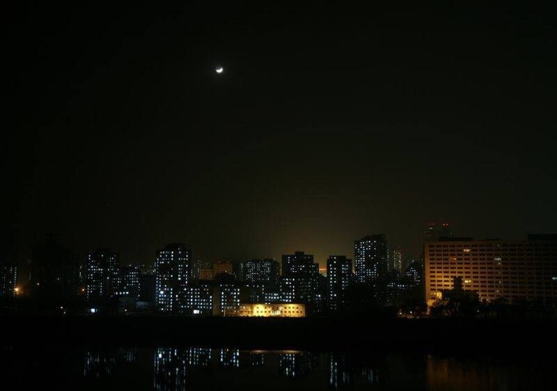Электричество здесь настолько редкая ценность, что даже Пхеньян ночью практически погружается во тьму.