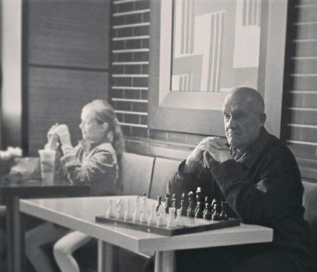 Он часто сидел в Макдональдсе на Старом Арбате и предлагал посетителям сыграть партию в шахматы, но обычно никто не соглашался 