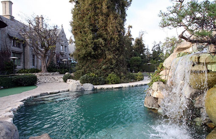 Резиденция Playboy: как выглядит особняк Хью Хефнера, продающийся за $200 млн