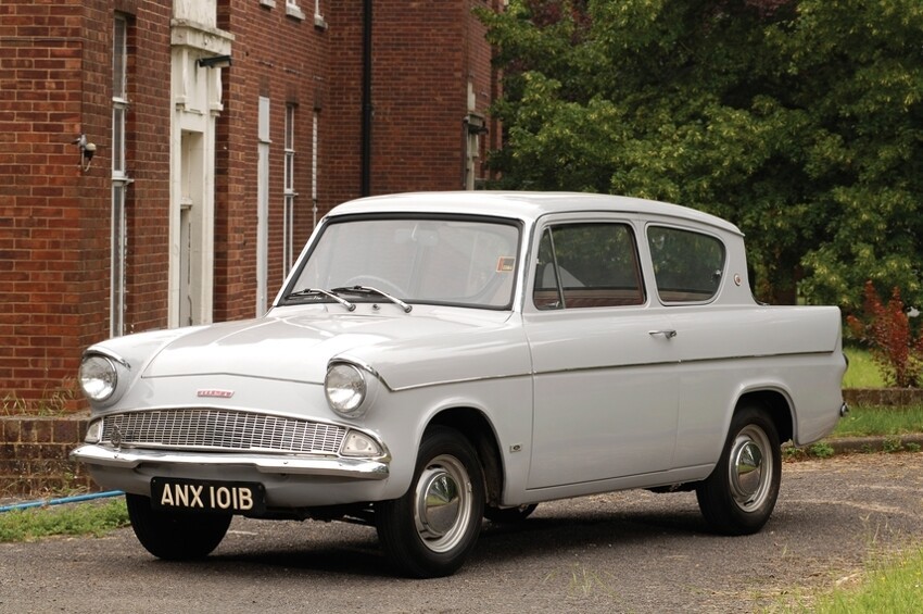 Кстати, обратите внимание, как выглядит классический Ford Anglia в оригинале: