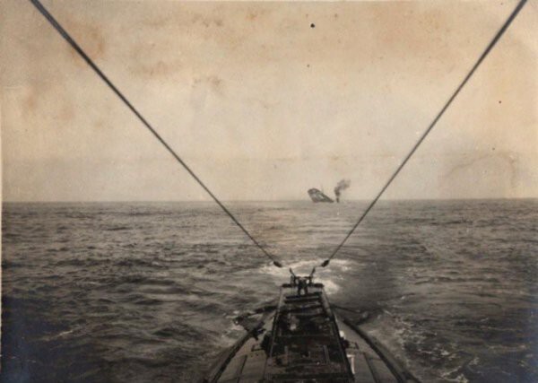  Германская подводная лодка затопила торговый корабль в Атлантике, 1915 год.