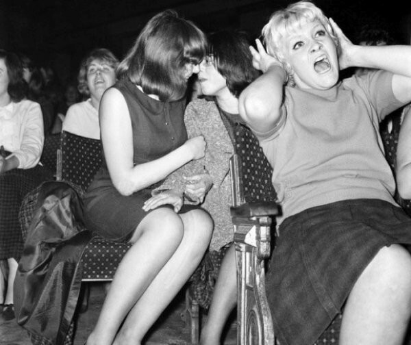 Девушки в истерике на концерте Beatles в 1964 году.