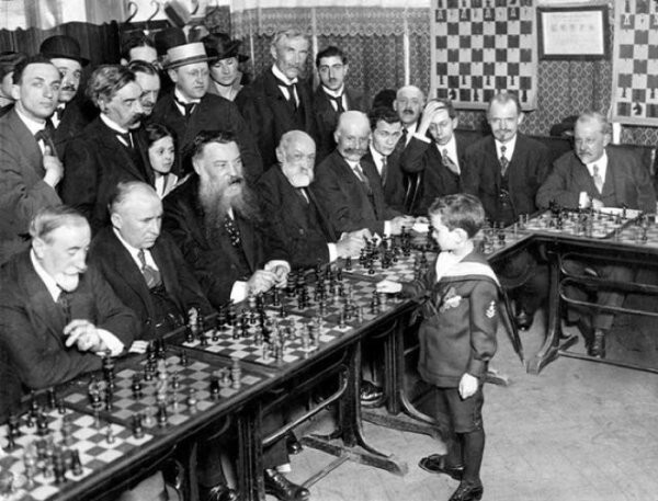 8-летний Сэмуэль Решевский обыгрывает несколько признанных мастеров игры в шахматы. Париж, 1920.