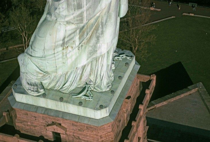 4. Цепь у подножия статуи Свободы
