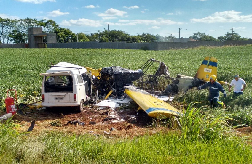 В Бразилии сельскохозяйственный самолет протаранил микроавтобус с рабочими